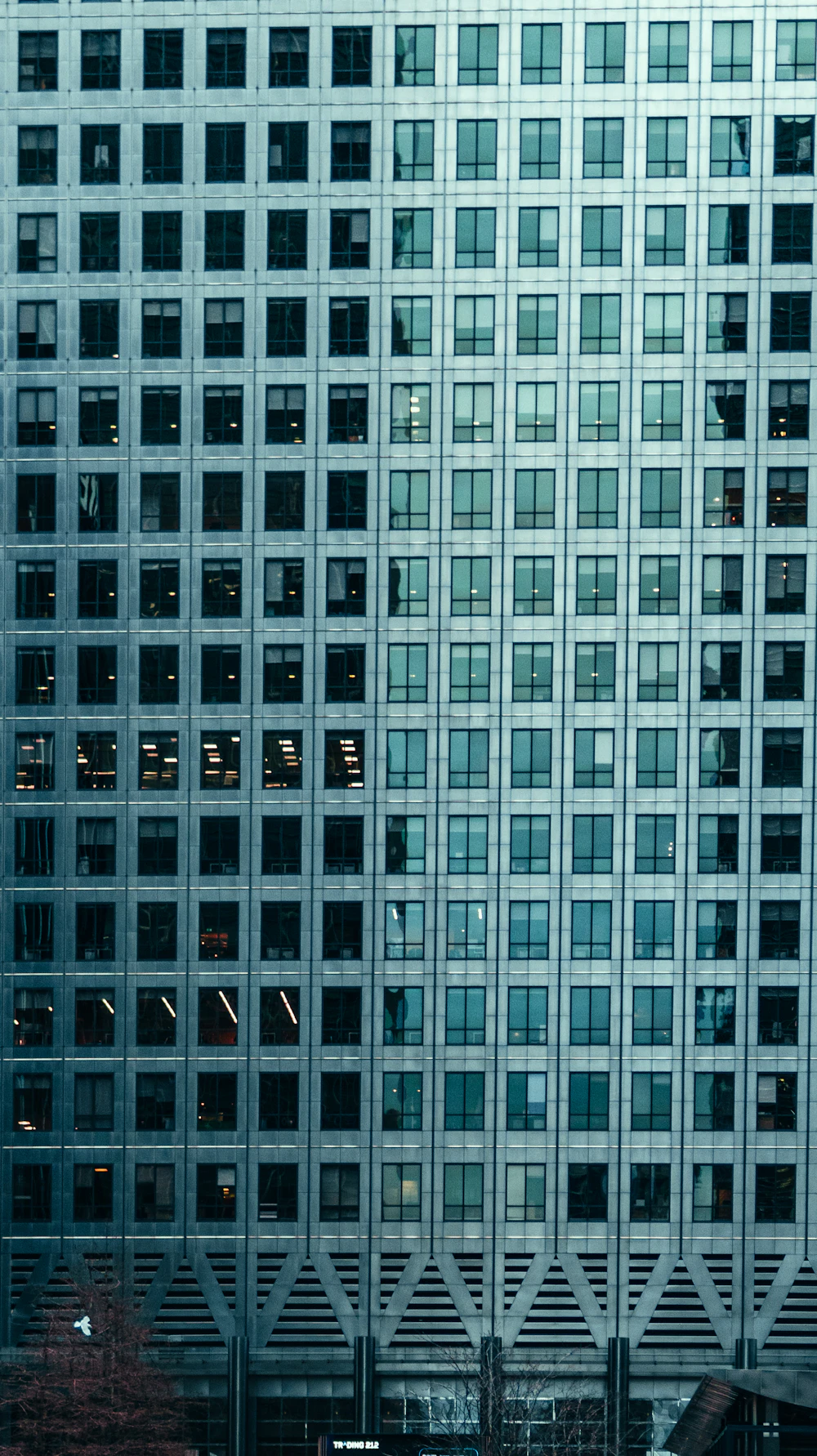 Bürofassade mit klar gegliederten Fensterreihen